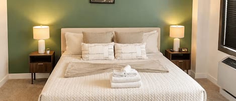 1 habitación, tabla de planchar con plancha y cuna de viaje