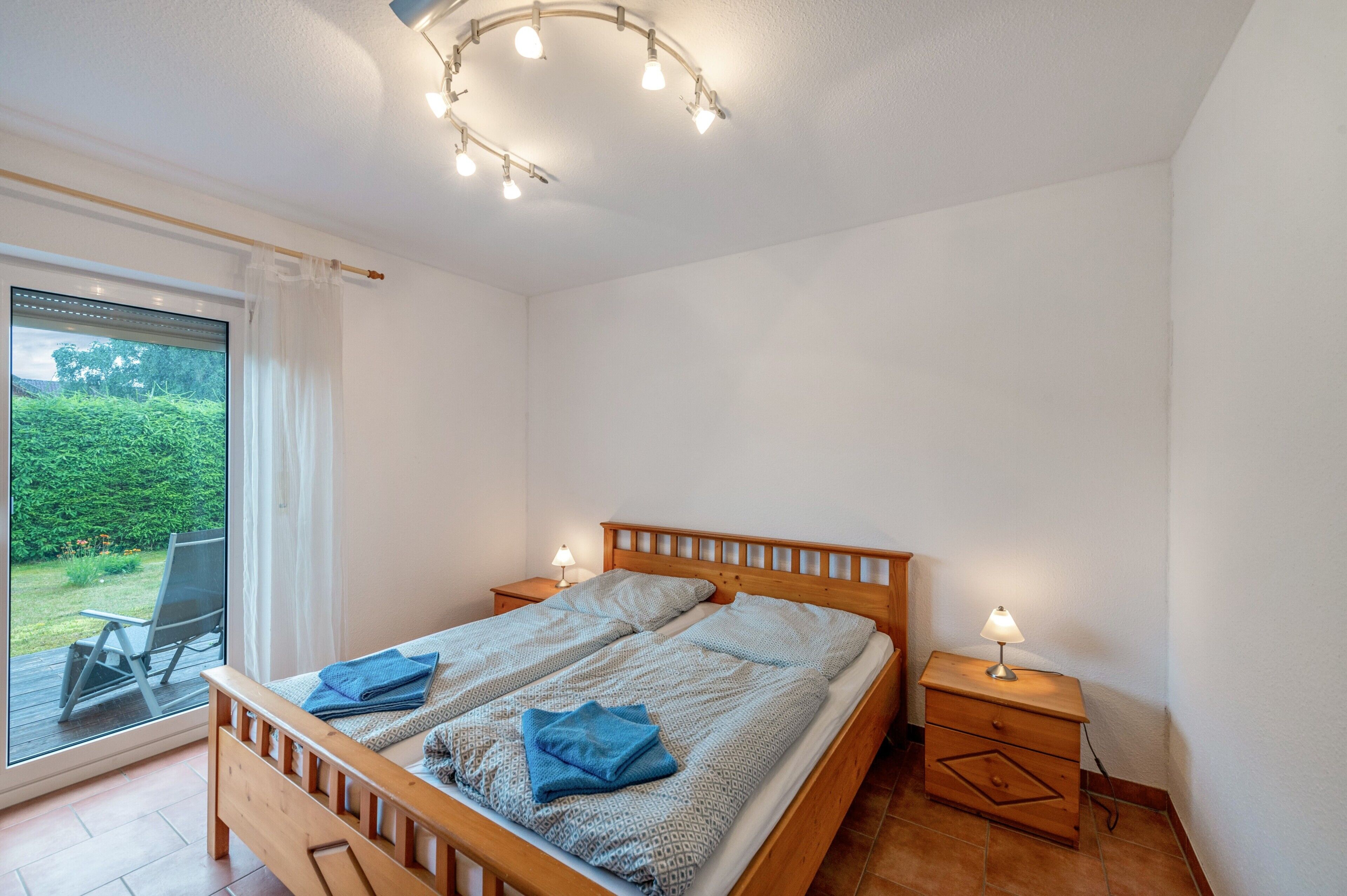 Tabla de planchar con plancha, wifi y ropa de cama 