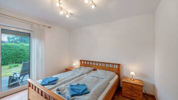 Tabla de planchar con plancha, wifi y ropa de cama