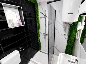 ヘアドライヤー、タオル、石鹸、トイレットペーパー