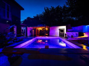Una piscina al aire libre