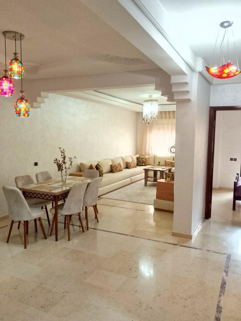 Departamento, balcón, vista a la ciudad | Área de sala de estar