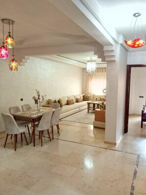 Departamento, balcón, vista a la ciudad | Área de sala de estar