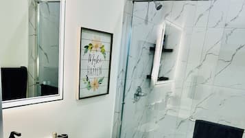 Secadora de cabello, toallas, jabón, papel de baño