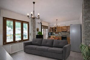 Living area - Cosy mountain apartment. 15km km from the VoieLactée ski area, (Roure)