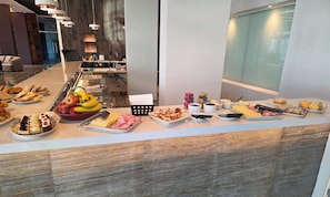 A buffet with various food items and utensils. - Azahar Hotel & Spa (San Pedro)