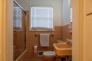 Towels, soap, toilet paper - World Cup Rental - Spacious Southwest Atlanta Home (Atlanta)