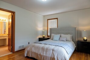 3 bedrooms, iron/ironing board, free WiFi, bed sheets - World Cup Rental - Spacious Southwest Atlanta Home (Atlanta)