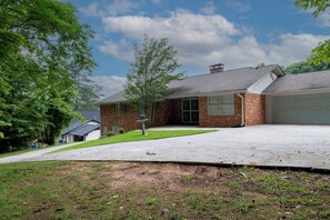 Exterior - World Cup Rental - Spacious Southwest Atlanta Home (Atlanta)