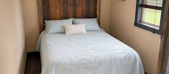 Modern Cottage 56 Getaway -Walk to Food, Drinks & Fun