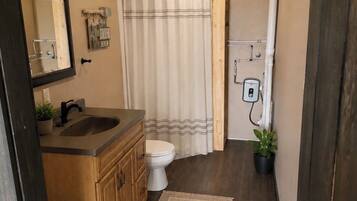 Douche, serviettes fournies, papier toilette