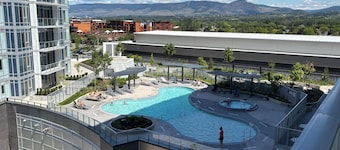 Premiere Lakeshore Living with excellent amenities. Dog friendly