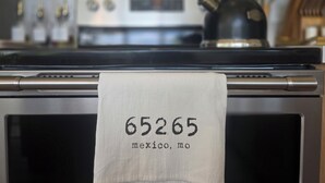 Eine Küche mit Edelstahlherd, Wasserkocher und einem Handtuch mit der Nummer 65265 sowie dem Aufenthaltsort 'Mexico, MO'.