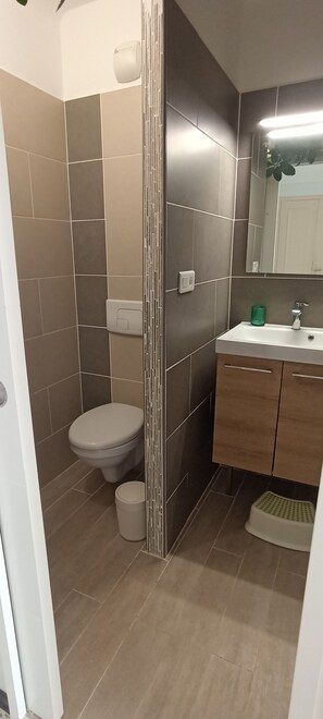 Shower, hair dryer - Vrbo Property (Sainte-Marie-la-Mer)