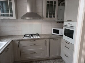 Fridge, microwave, oven, stovetop - Vrbo Property (Sainte-Marie-la-Mer)