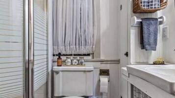 Serviettes fournies, savon, papier toilette