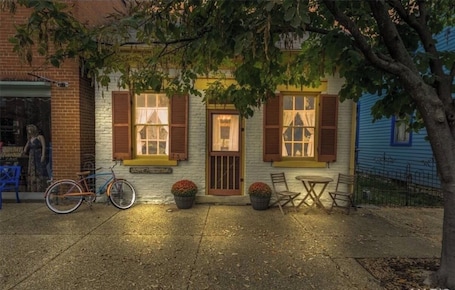 Exterior. Cozy 2-bedroom cottage in charming Ste. Genevieve
