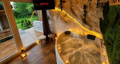 Cozy Chalet with Jacuzzi, Heated pool & Sauna Montebliss