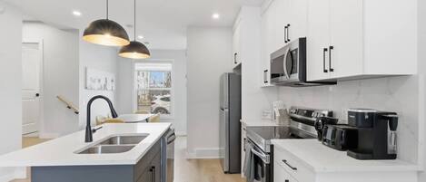 Micro-ondes, four, plaque de cuisson, lave-vaisselle