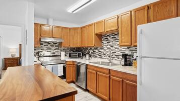 Micro-ondas, cooktop, lava-louças, cafeteira/chaleira