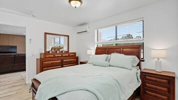 Desk, iron/ironing board, WiFi, bed sheets