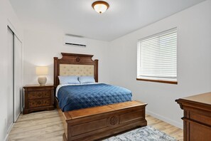 Desk, iron/ironing board, WiFi, bed sheets