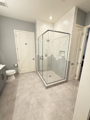 Shower, towels, soap, toilet paper - Luxury Modern King Bed Heart of Downtown Dallas (Dallas)