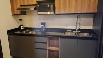 Microondas, cafetera y tetera y utensilios de cocina