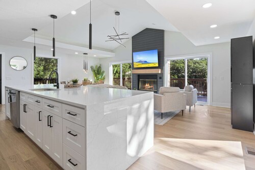 Sleep 22, private pool, pickleball ct, hot tub