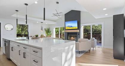 Sleep 22, private pool, pickleball ct, hot tub