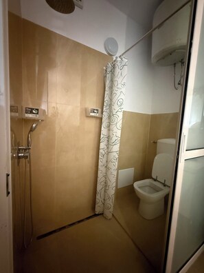 Shower, jetted bath, hair dryer, bidet - Cozy 1-bedroom house in serene Durrës with AC comfort (Durrës)