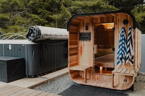Eine Saunakabine aus Holz mit einer Bank, einem Schild und einem Handtuchhalter.