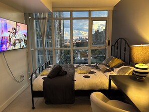2 bedrooms, iron/ironing board, Internet, bed sheets - FIFA unobstructive view CN TOWER lakeshore 1+1(den) 2b1b condo with parking (Toronto)
