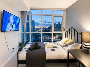 2 bedrooms, iron/ironing board, Internet, bed sheets - FIFA unobstructive view CN TOWER lakeshore 1+1(den) 2b1b condo with parking (Toronto)