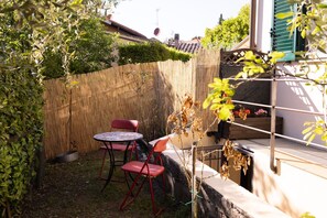 Outdoor dining - Vrbo Property (Viliani)