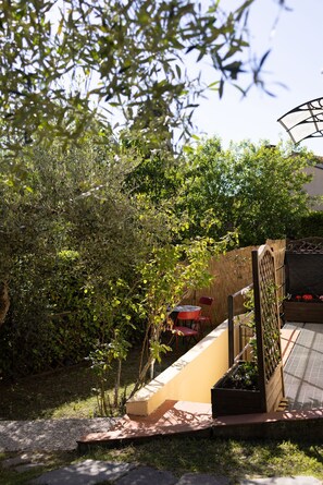 Outdoor dining - Vrbo Property (Viliani)