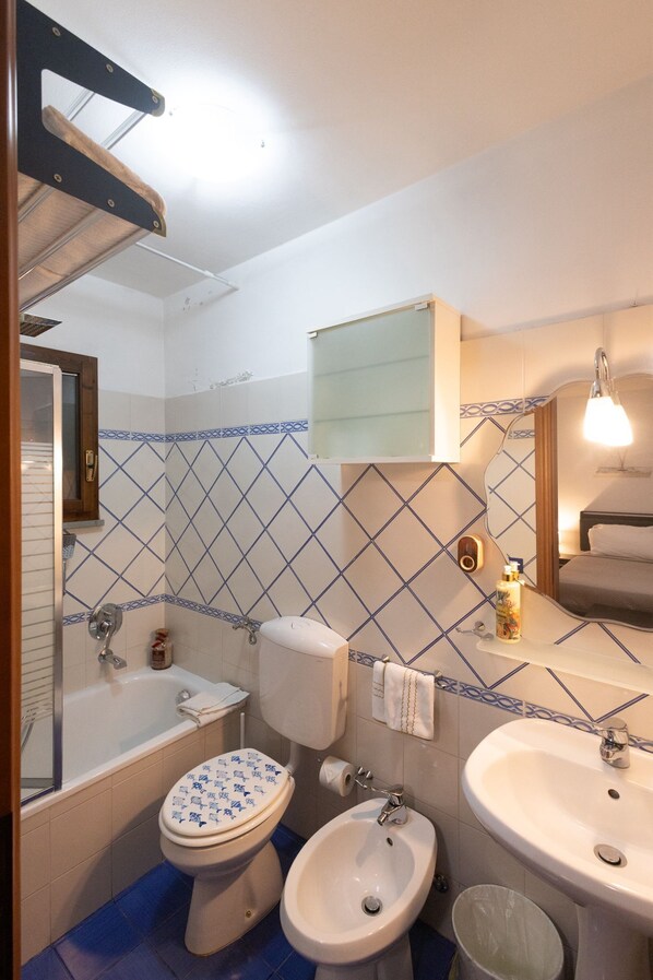 Sèche-cheveux, bidet, serviettes fournies, savon