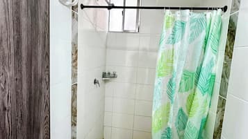 Een haardroger, handdoeken, toiletpapier