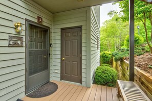 A house with two doors, a welcome sign, and a porch with a bench. - Chetola Berkshires 3 - 3BR With 2 Sleeper Sofas-walk To Blowing Rock (Blowing Rock)