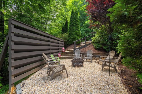 1 Relaxing Place - Quaint Cottage, Great Mountain View, hot Tub, and Fire pit