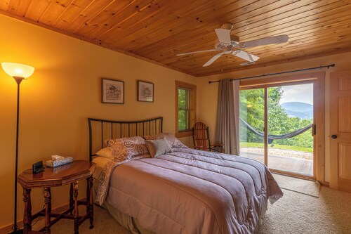 1 Relaxing Place - Quaint Cottage, Great Mountain View, hot Tub, and Fire pit