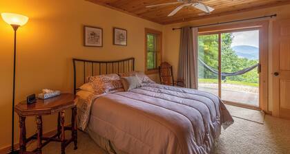 1 Relaxing Place - Quaint Cottage, Great Mountain View, hot Tub, and Fire pit