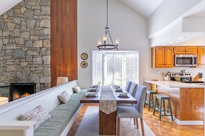 Una cocina moderna con armarios de madera, horno empotrado y microondas.