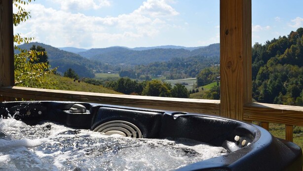 Un jacuzzi con vista a un paisaje montañoso.