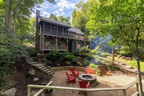 A cabin with a deck, a fire pit, and a garden with a stone path. - Scarborough Fair (Banner Elk)