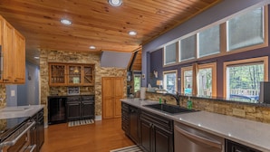 Interior - Creekside Cabin at Linville Land Harbor (Newland)