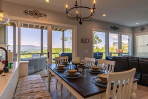 Ein Essbereich mit Blick, einem Kronleuchter und einem Schild mit der Aufschrift 'Blessed'.