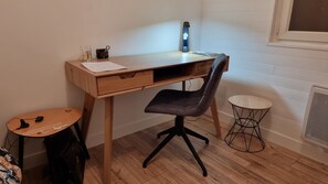 A wooden desk with a chair, a small stool, a lamp, and a window. - Luminous -sport- apartment in Villard-de-Lans (Lans-en-Vercors)
