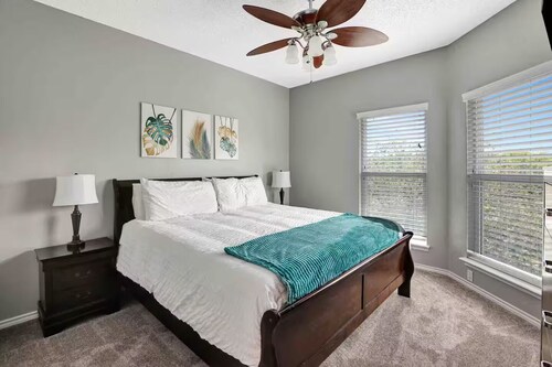 3 Bedroom Lake Escape steps to resort & marina