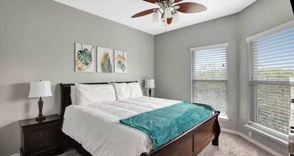 3 Bedroom Lake Escape steps to resort & marina